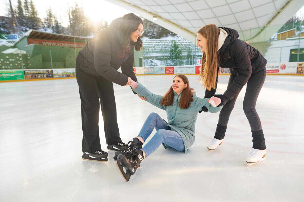 Eislaufen unter dem Dach der Arena