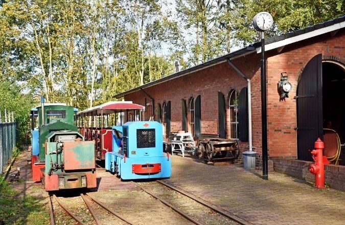 Bahnsteig des Rijssens Leemspoor mit Diesellokomotiven und Personenwagen vor der Halle