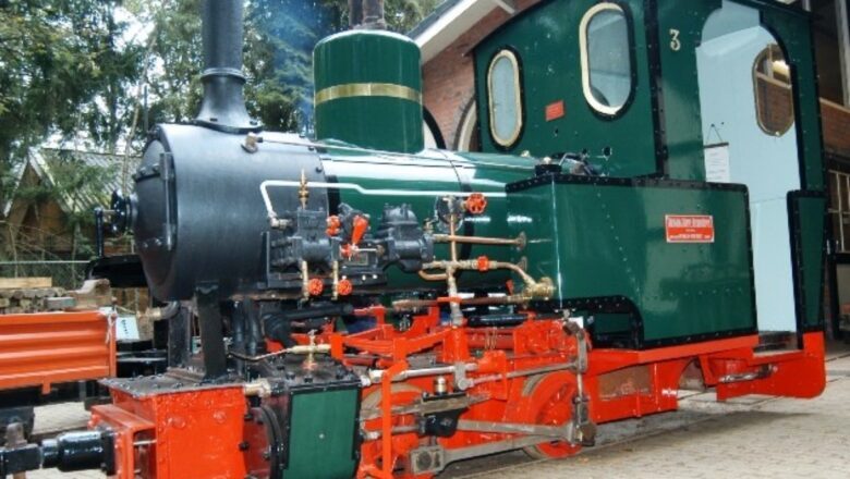 Grün-rote Schmalspur-Dampflokomotive des Rijssens Leemspoor