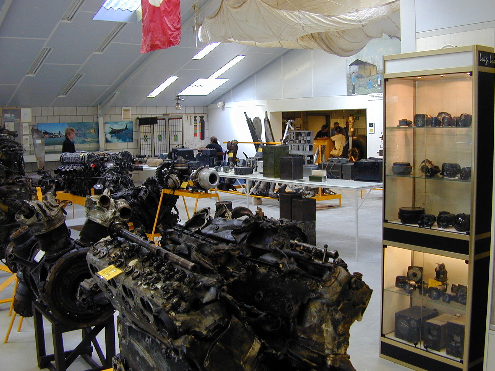 Ausstellungshalle des AVOG’s Crash Museum mit geborgenen Flugzeugmotoren und Vitrinen