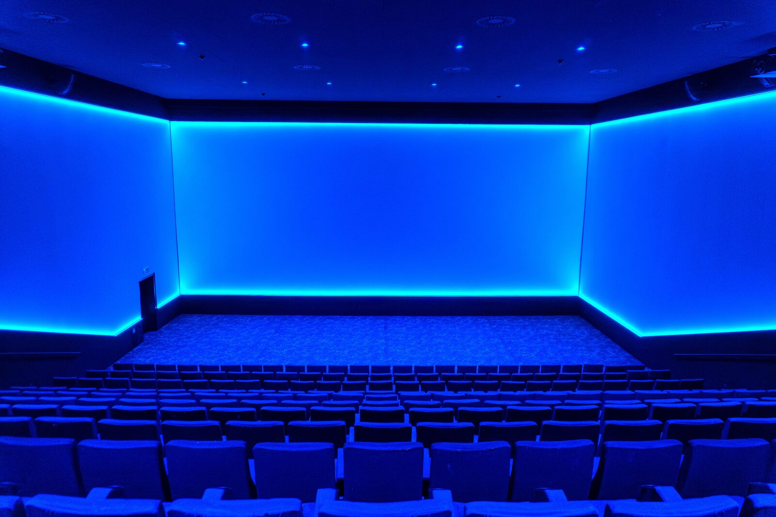 Blauer Kinosaal mit Blick auf die Leinwand