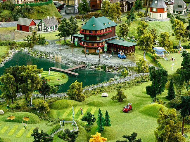Alpen-Modellanlage mit See, Gasthaus und Minigolfplatz