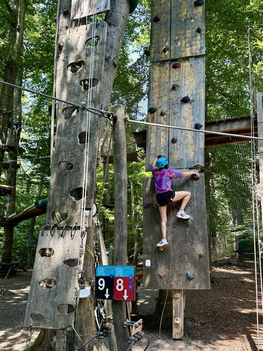 Kletterwände mit Parcours-Markierungen im AbenteuerPark Immenstaad