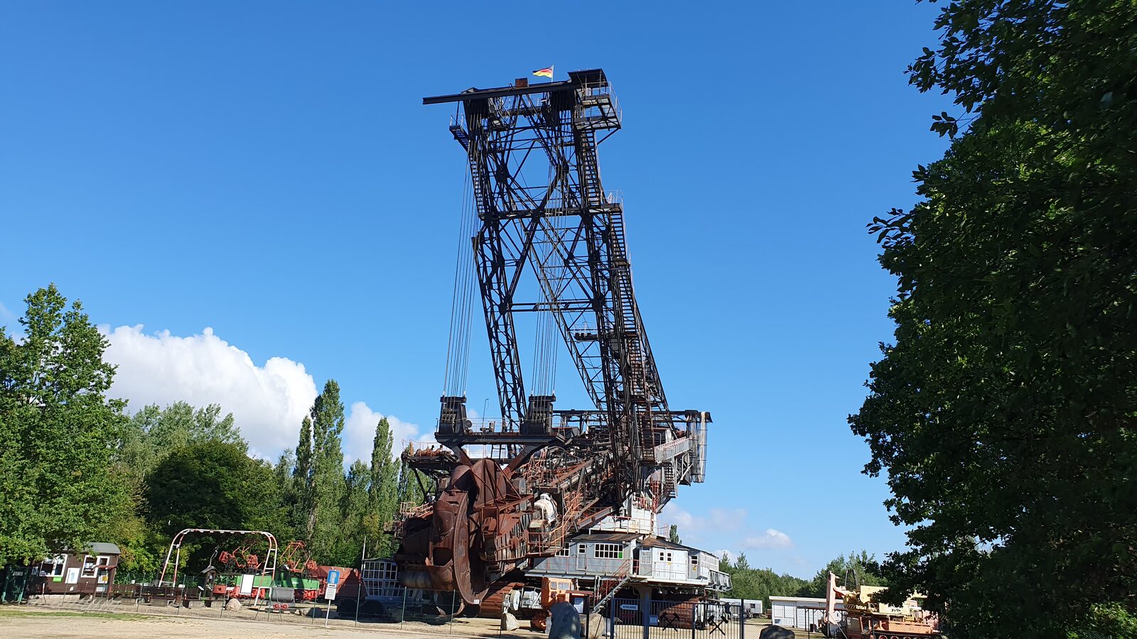 Der begehbare Schaufelradbagger SRS 1200 bei Görlitz vor blauem Himmel