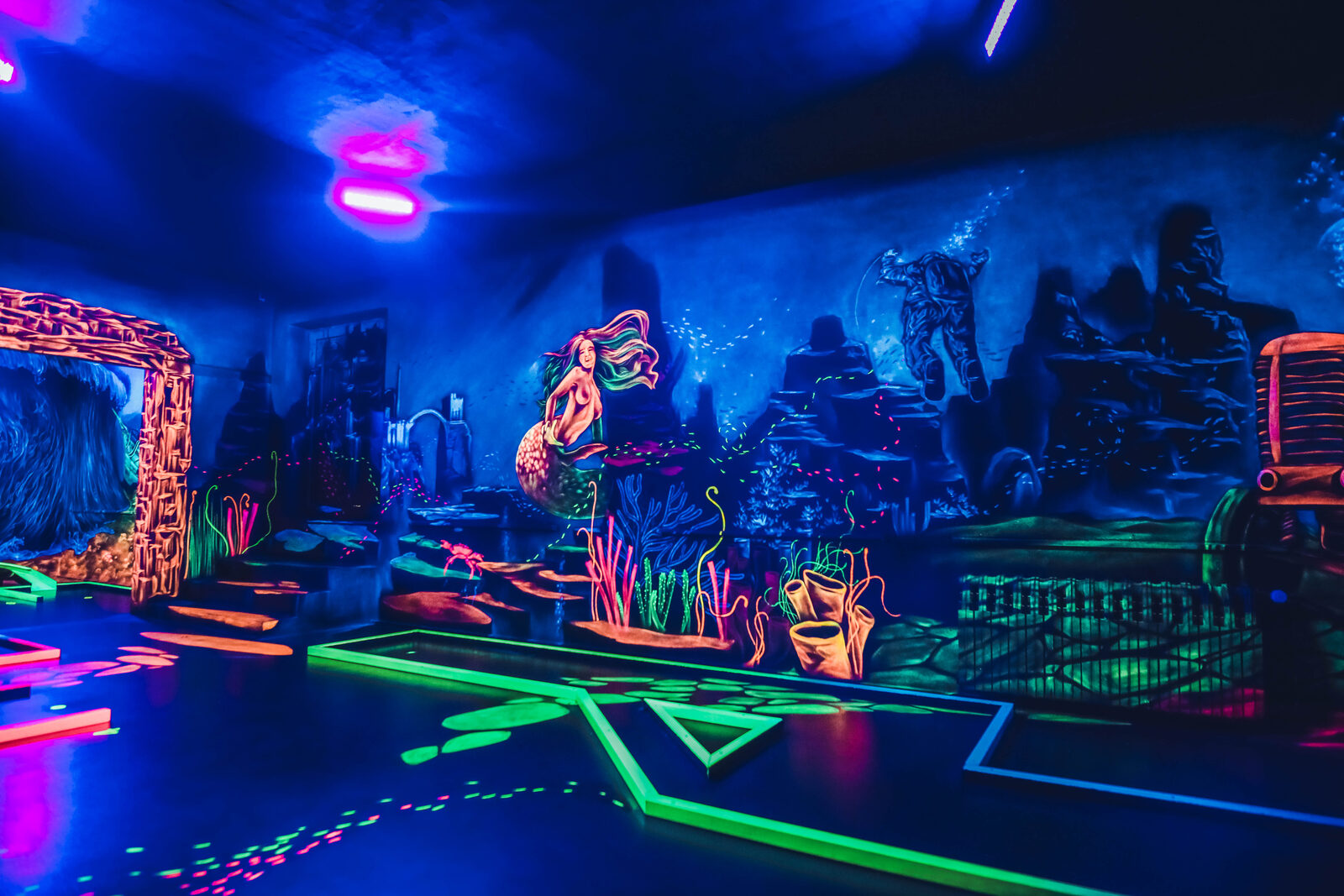 Neon-Unterwasserlandschaft im Schwarzlicht