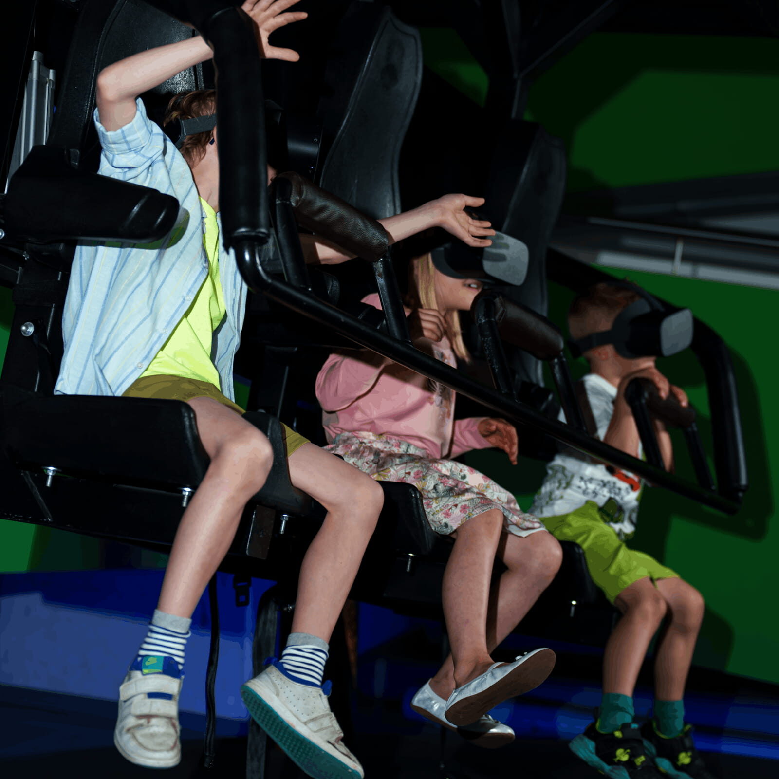 Kinder in einem Fahrsimulator mit VR-Brillen