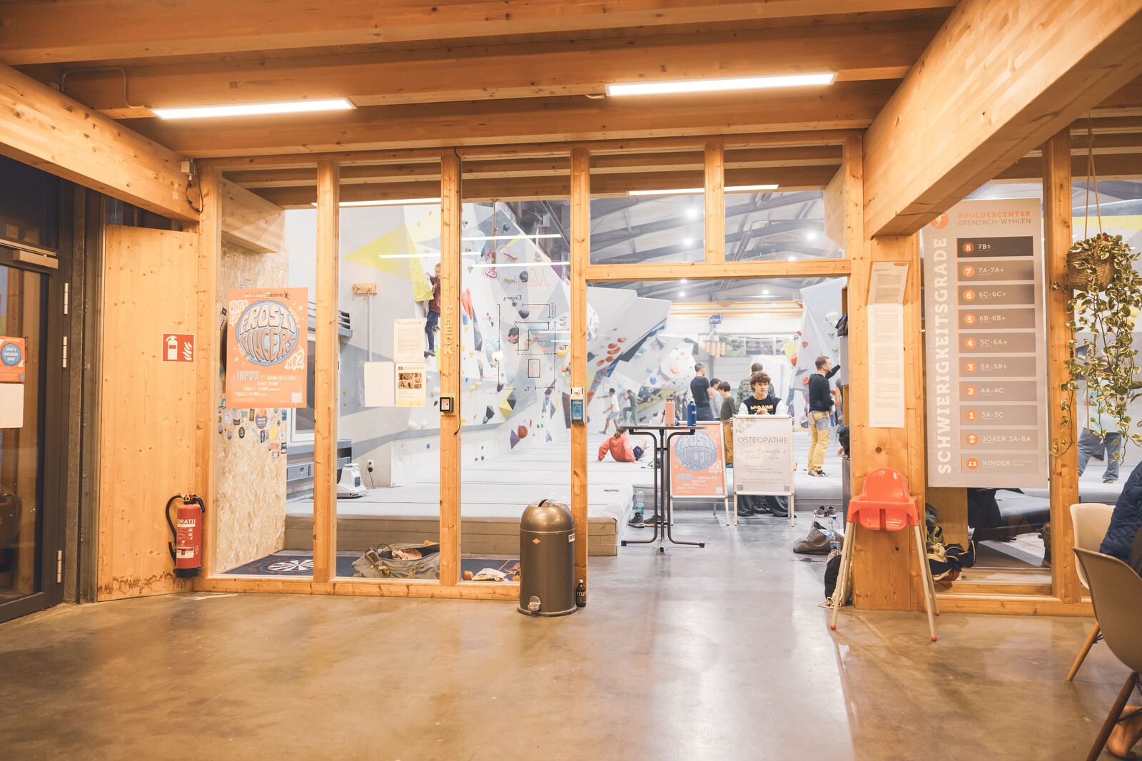 Eingang und Lounge des BoulderCenters Grenzach-Wyhlen mit Blick in die Halle