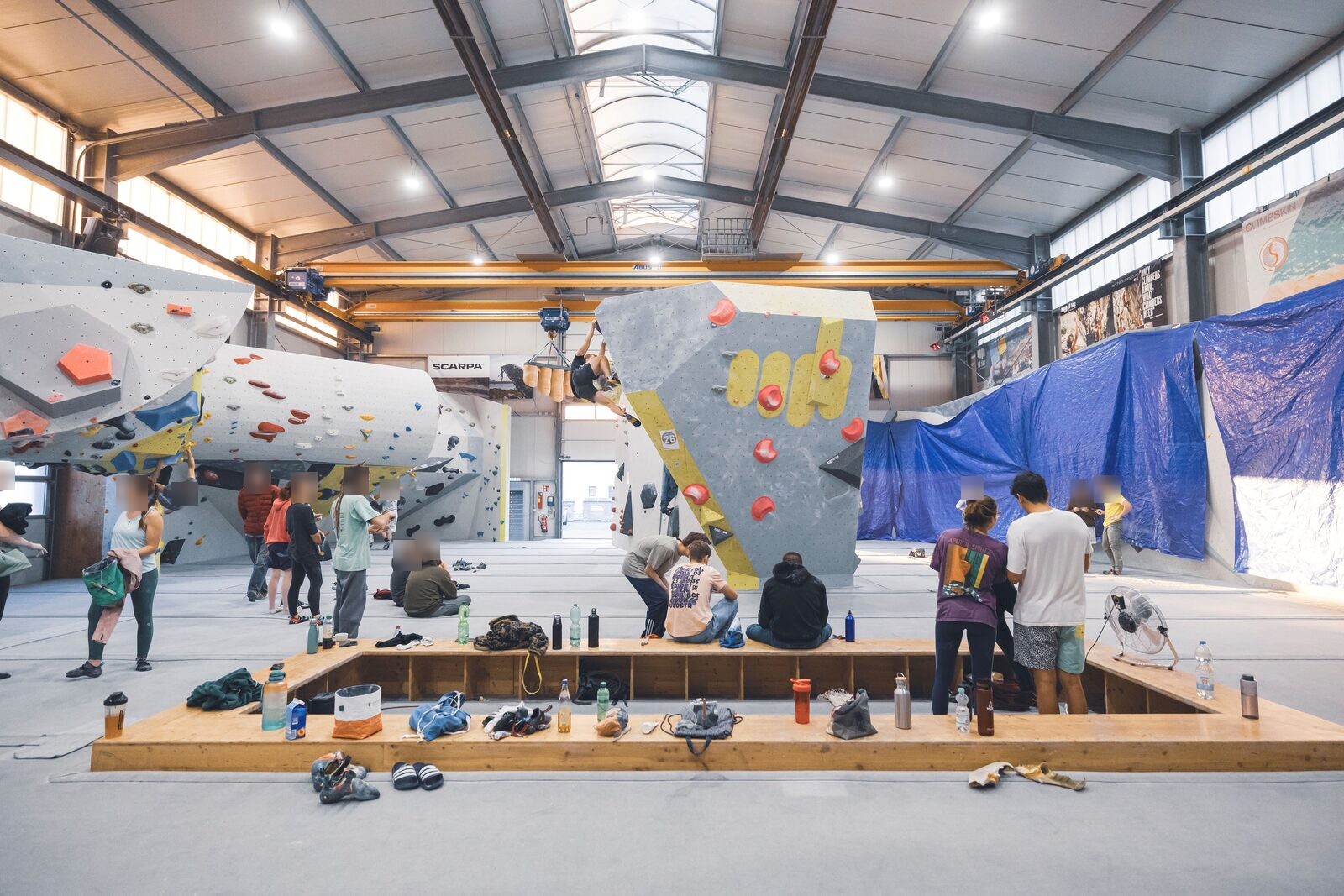 Blick in die Boulderhalle des BoulderCenters Grenzach-Wyhlen