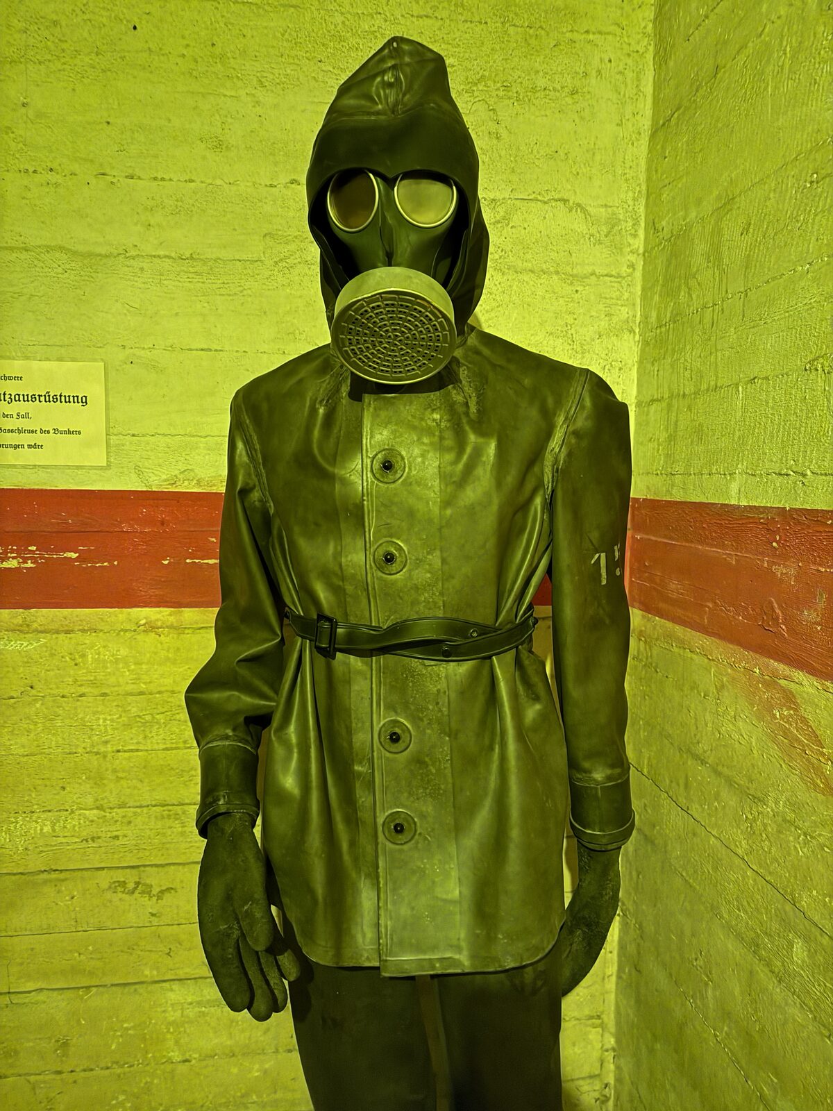 Figur in schwerem Schutzanzug mit Gasmaske, wie sie die Bunkerbesatzung trug