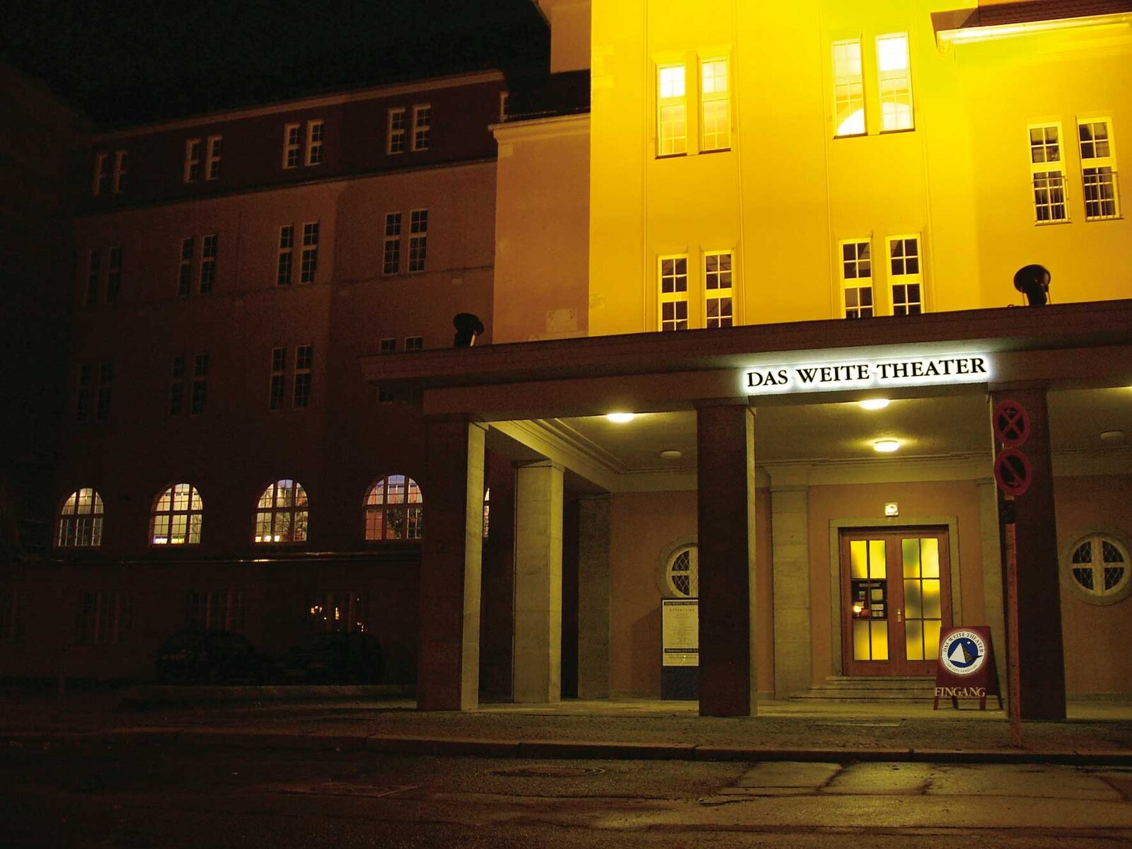 Beleuchteter Eingang des Weiten Theaters an der Parkaue bei Nacht