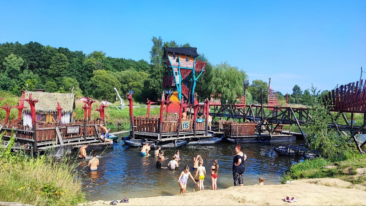 Wasserspielbereich mit Flen und badenden Kindern