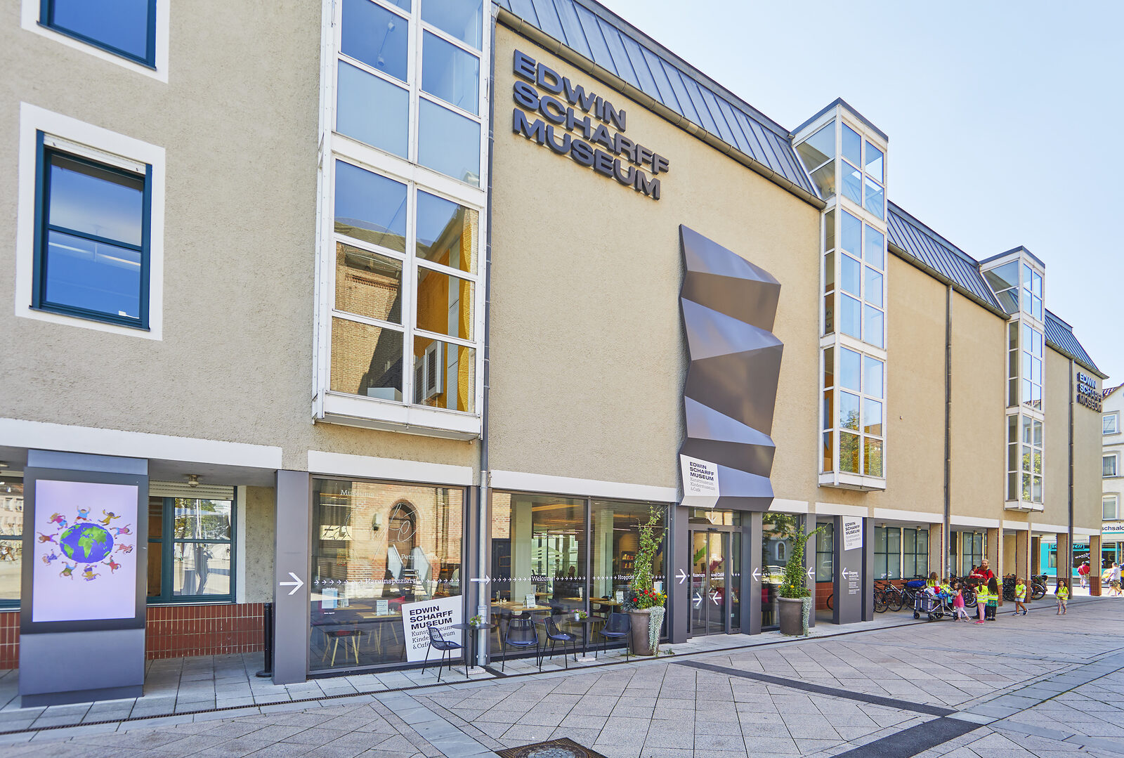 Außenansicht des Edwin-Scharff-Museums am Petrusplatz