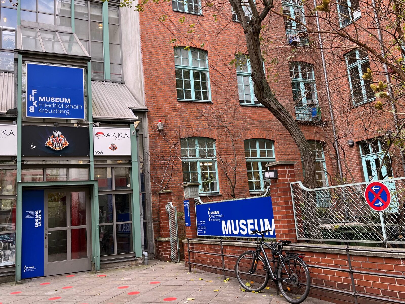 Eingang des FHXB-Museums mit blauem Museumsbanner
