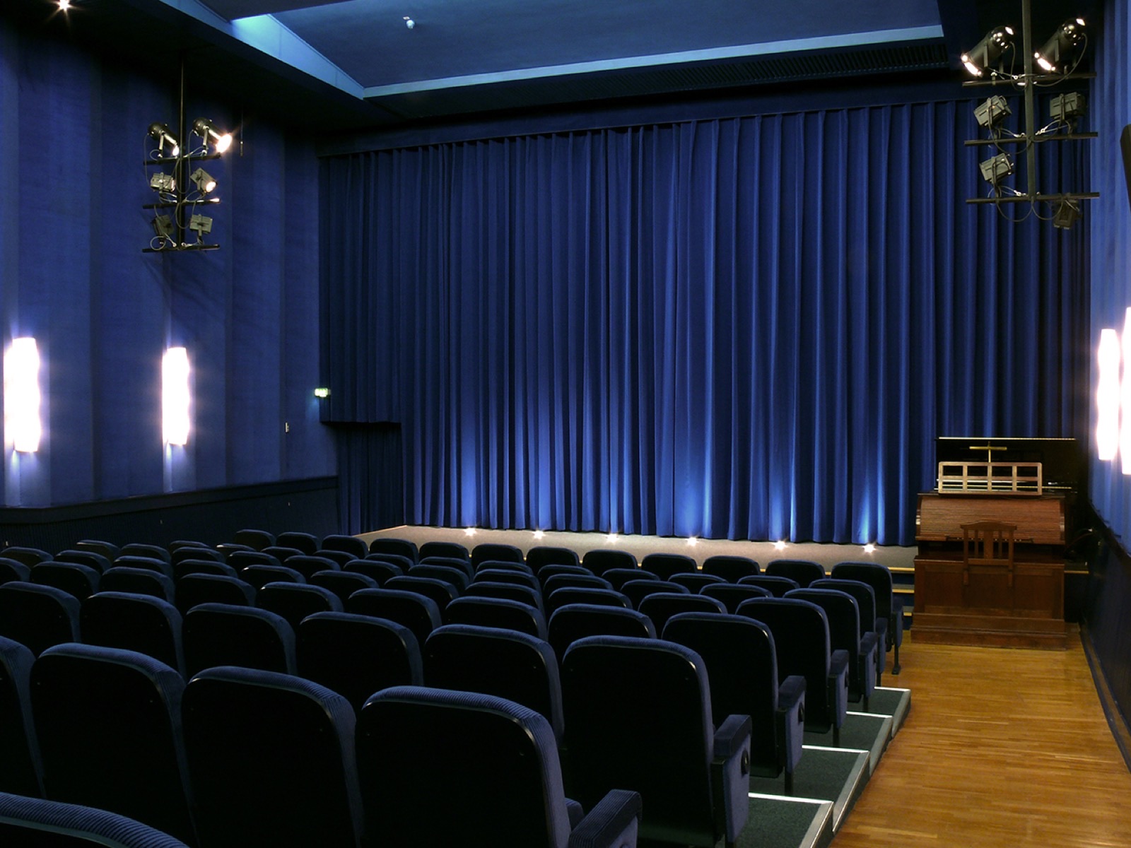 Blauer Kinosaal mit Samtvorhang vor der Leinwand, rechts die Welte-Kinoorgel