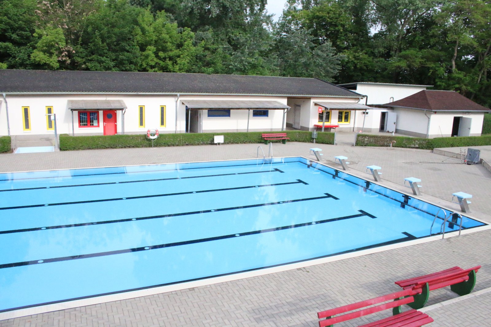 Das 25-Meter-Schwimmerbecken mit fünf Bahnen und Startblöcken