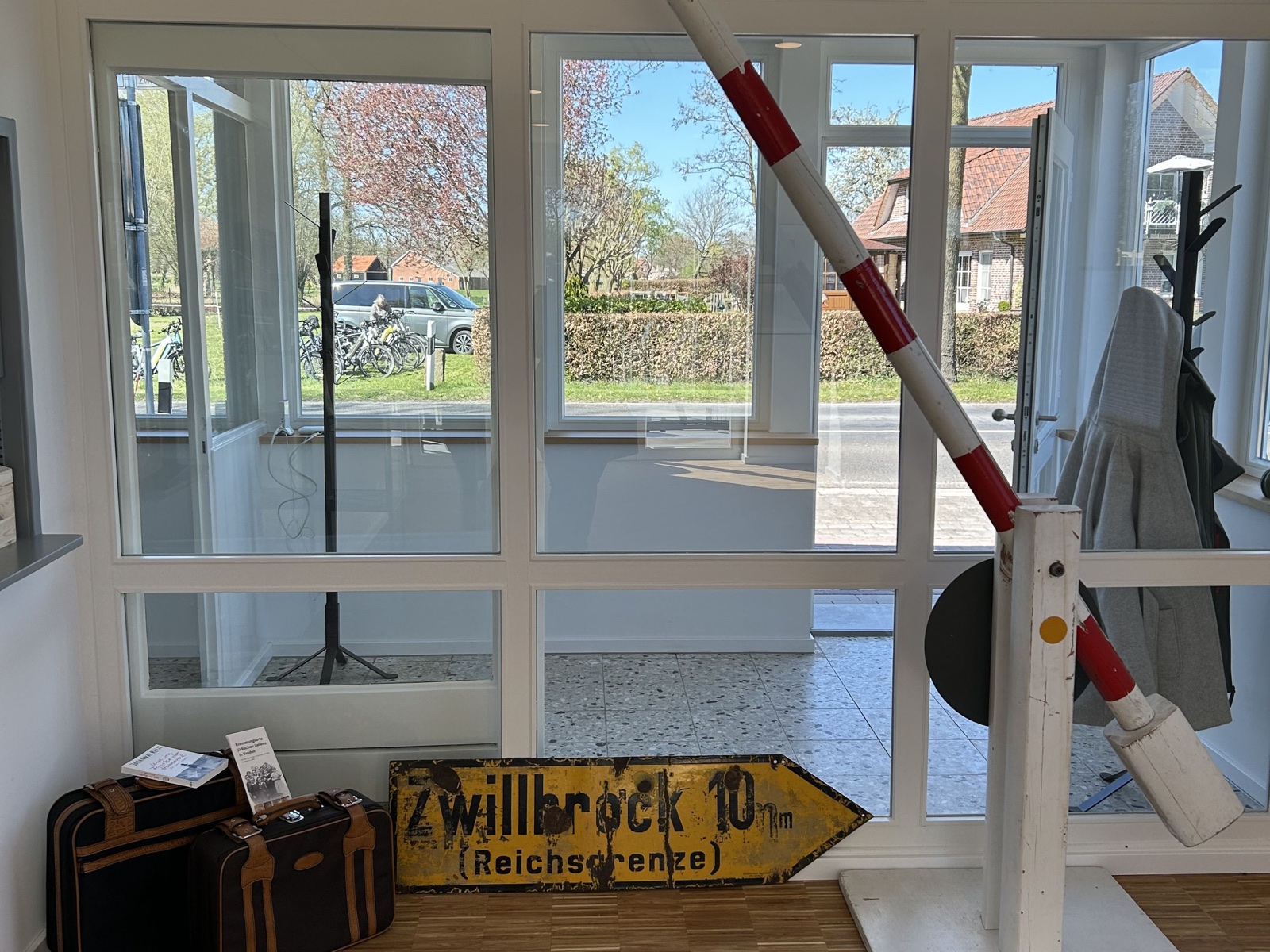 Eingangsbereich mit alter Grenzschranke und einem Schild „Zwillbrock 10 km (Reichsgrenze)" am Boden