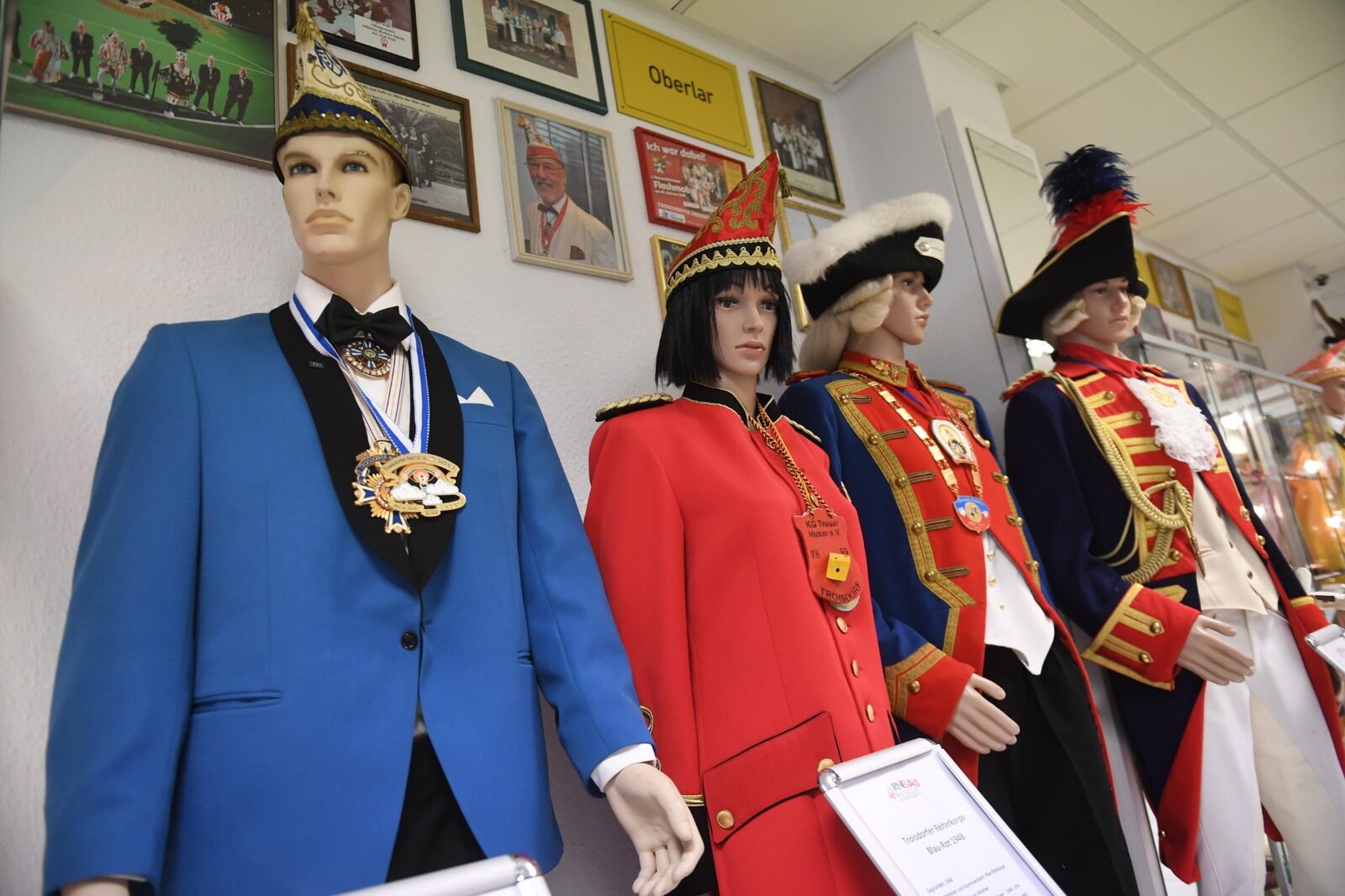 Uniformen der Tanzcorps und Elferräte auf Schaufensterpuppen