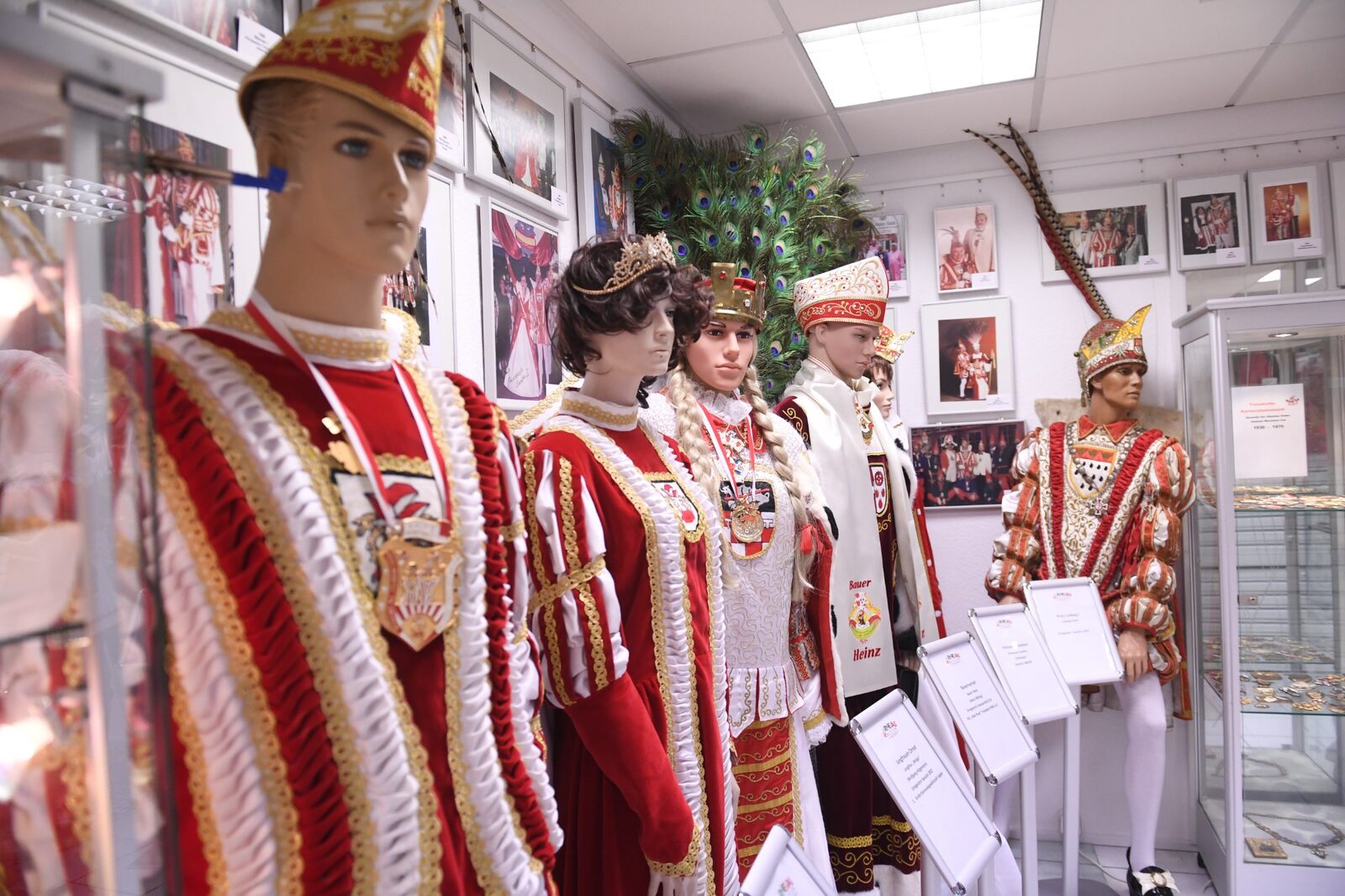 Prinzenornate auf Schaufensterpuppen im Ausstellungsraum