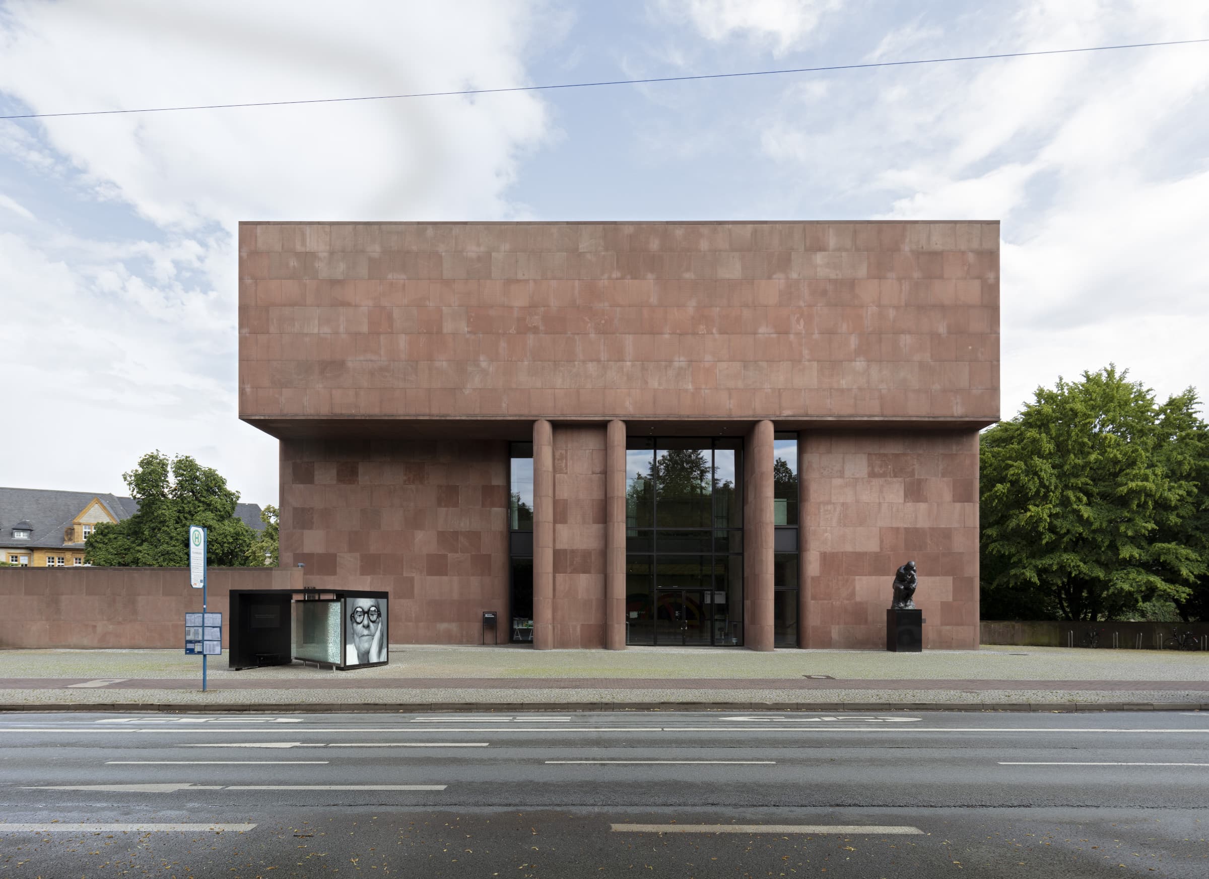 Die Kunsthalle Bielefeld von der Straße aus, ein Bau aus rotem Sandstein