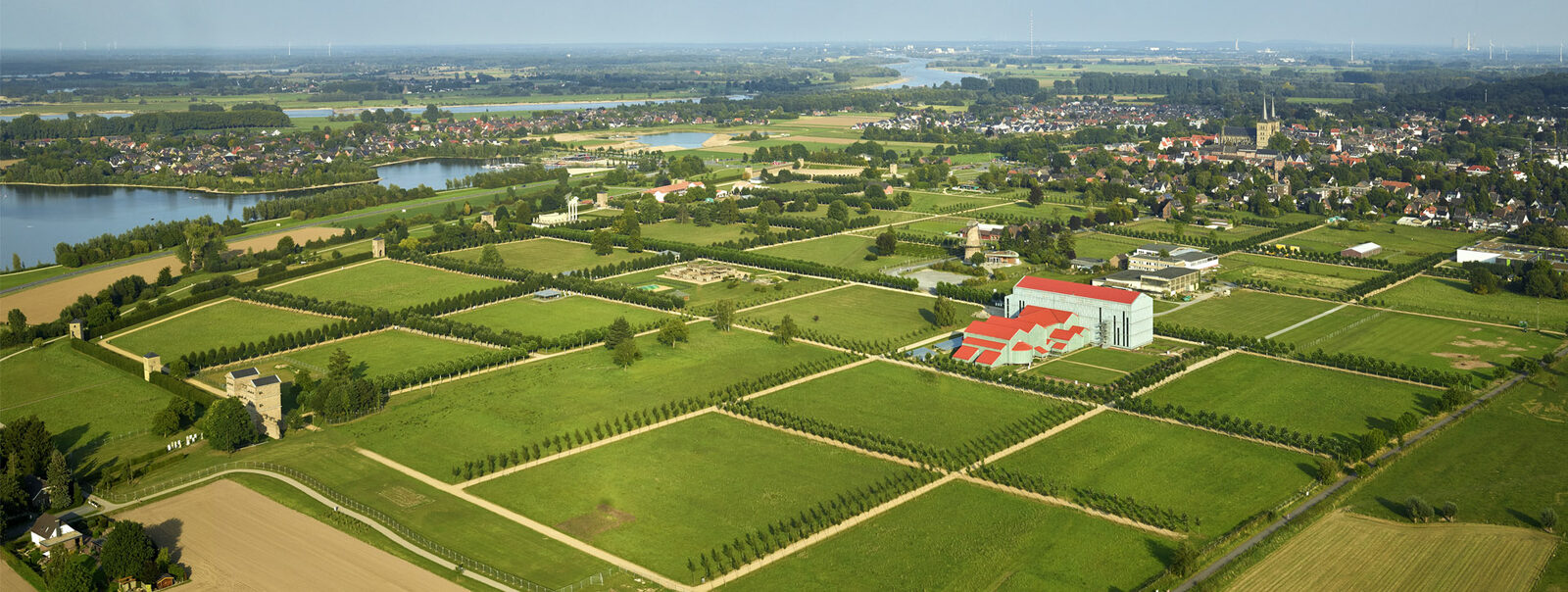 Luftbild des LVR-Archäologischen Parks Xanten mit dem rasterförmigen Grundriss der römischen Stadt und dem Römermuseum