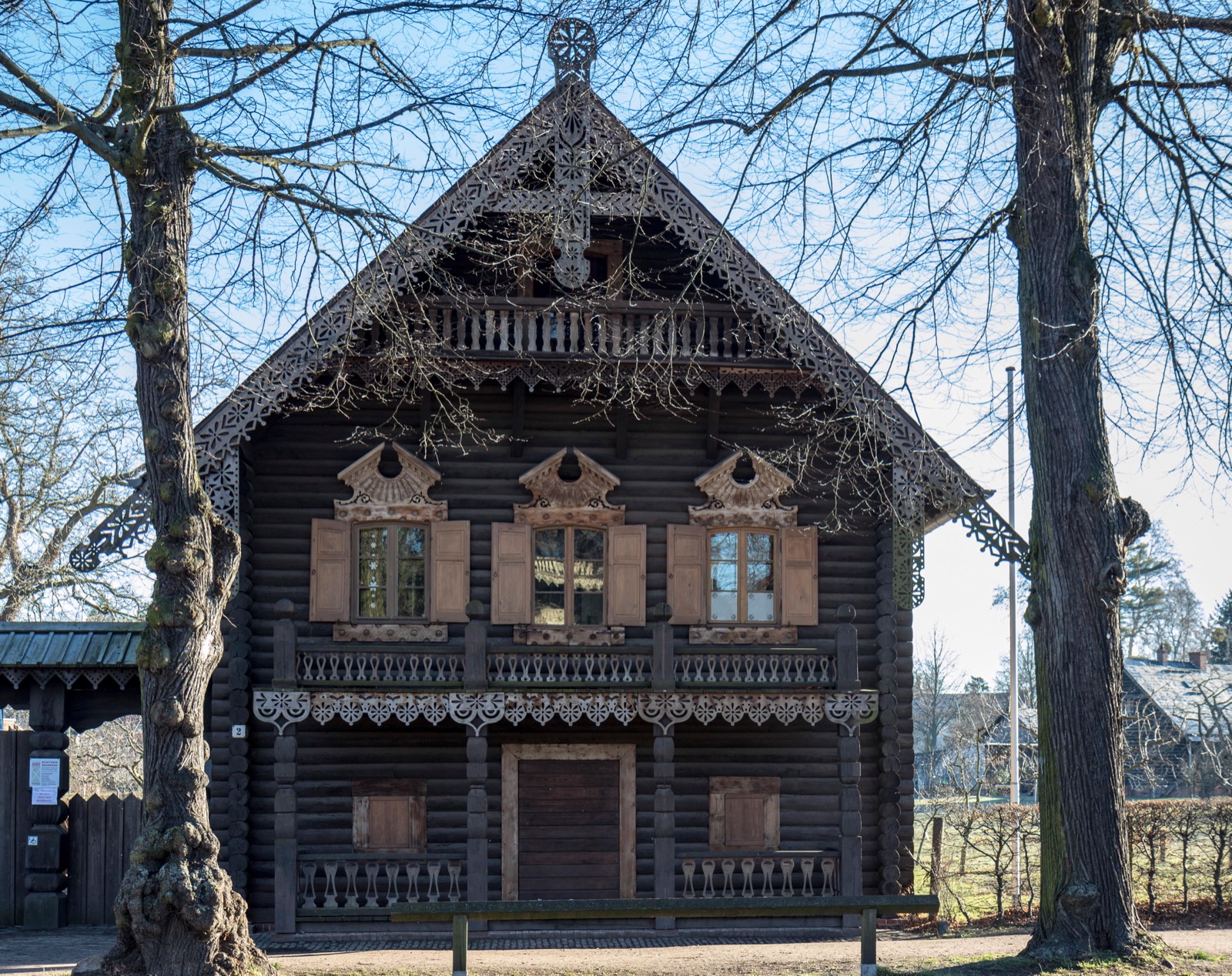 Russisches Blockhaus mit geschnitzten Zierleisten und Fensterläden