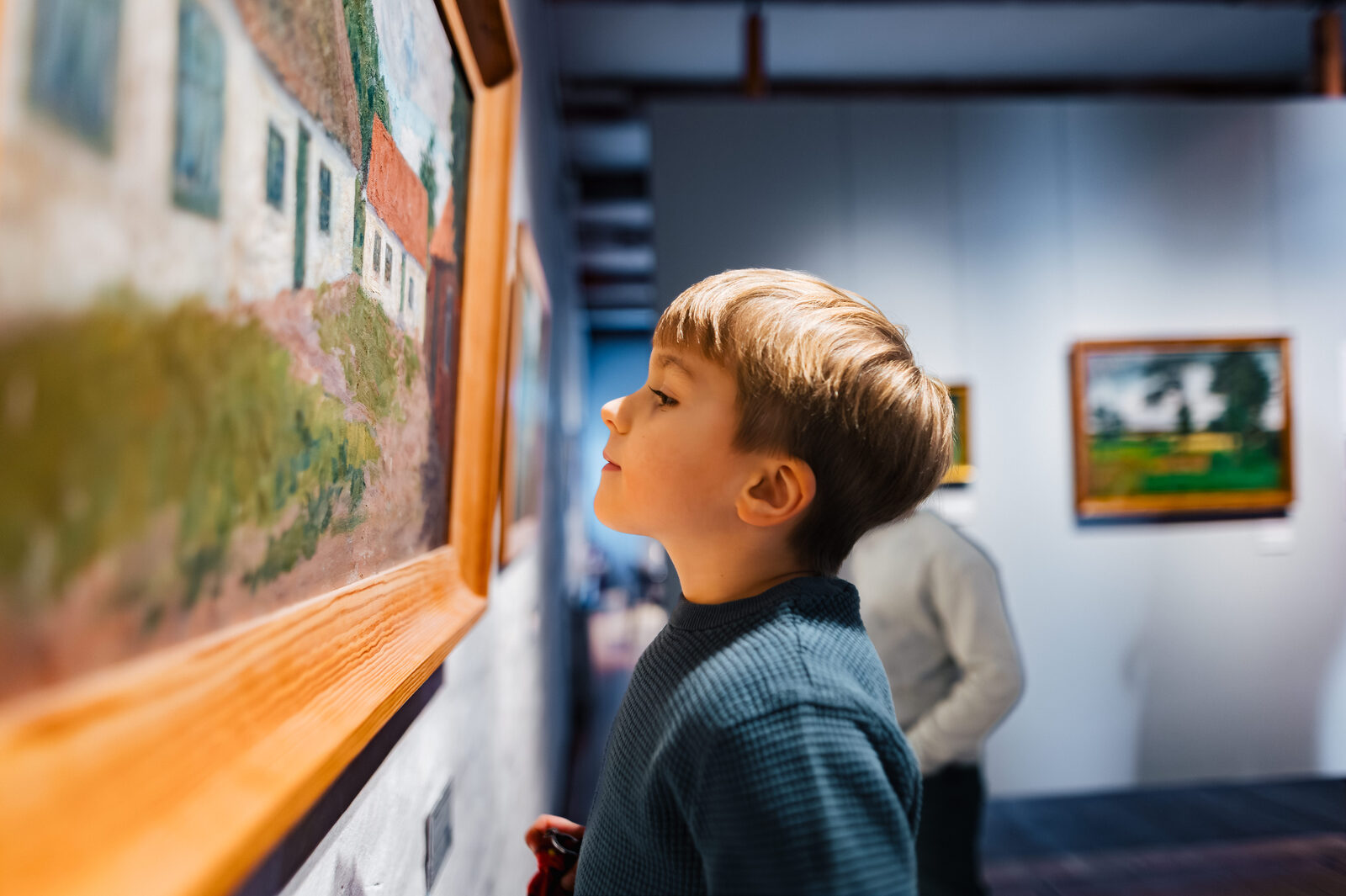 Ein Junge betrachtet ein Gemälde im Overbeck-Museum