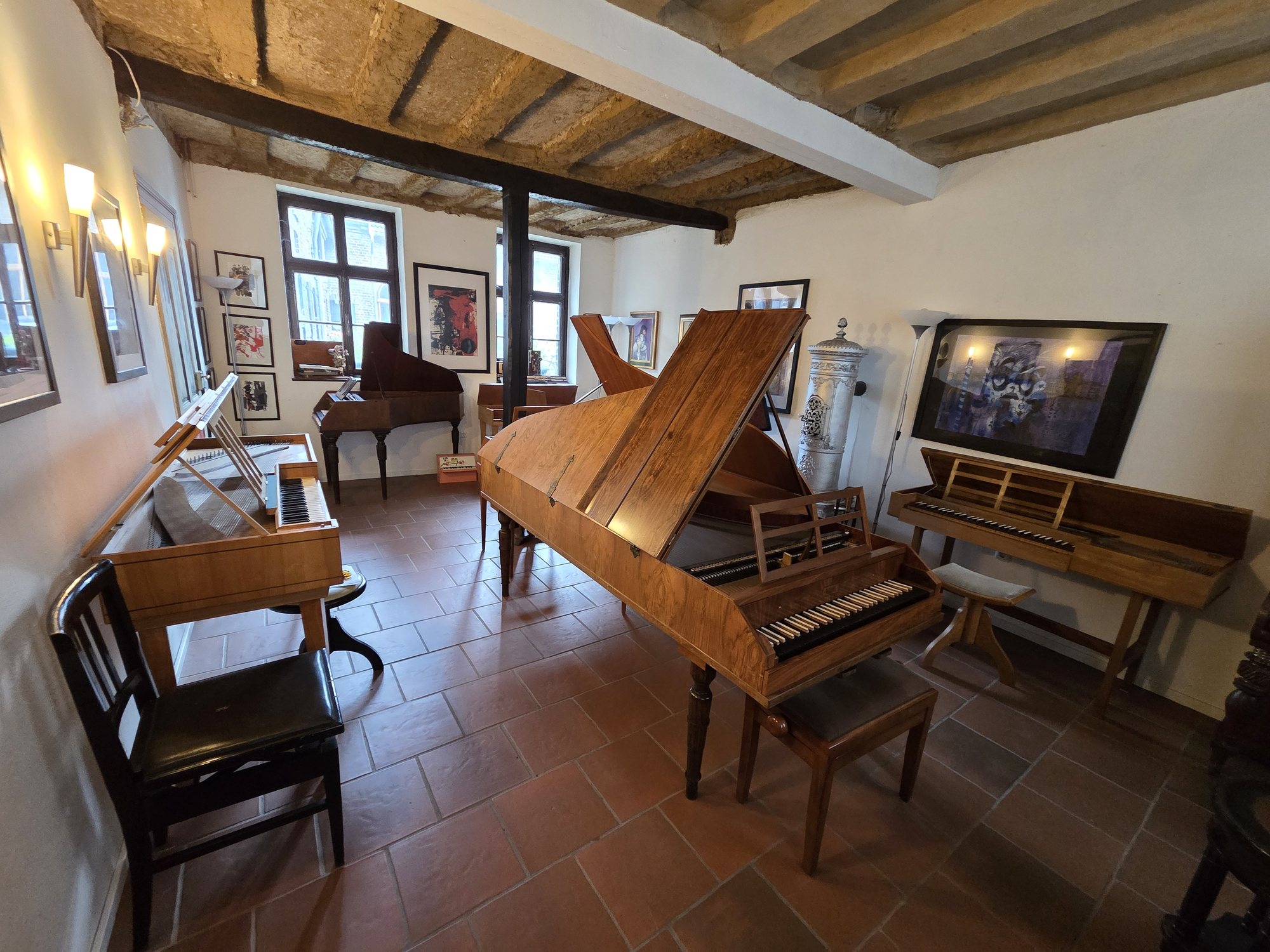 Ausstellungsraum des Pianomuseums Haus Eller mit Hammerflügel, Tafelklavier und Cembalo unter alten Deckenbalken