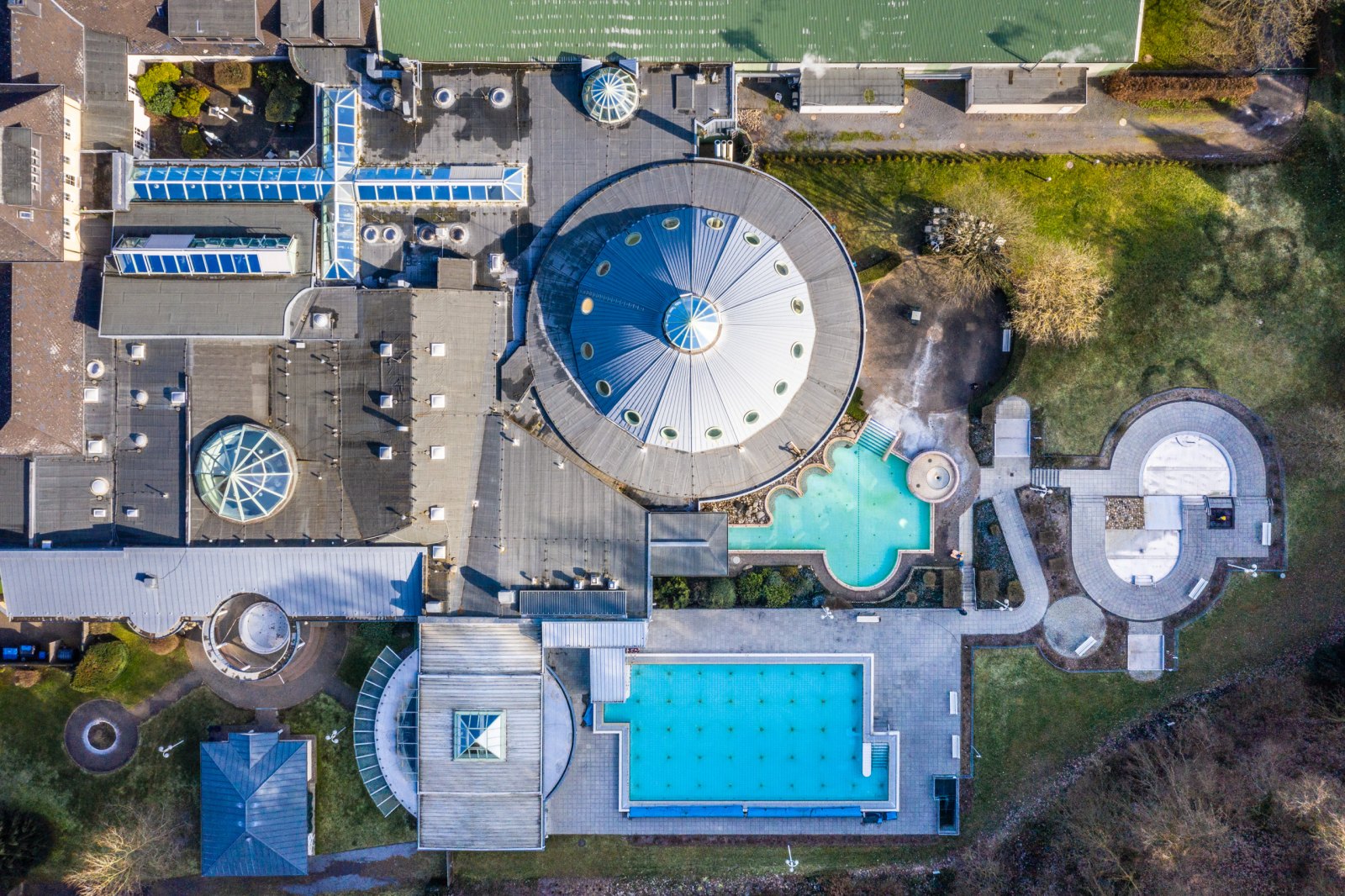 Luftaufnahme der Römer-Thermen mit Kuppelbau, Thermal-Außenbecken und Sportbecken