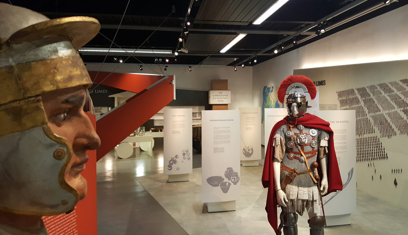 Ausstellungsraum mit nachgebauter römischer Rüstung und großem Helmkopf