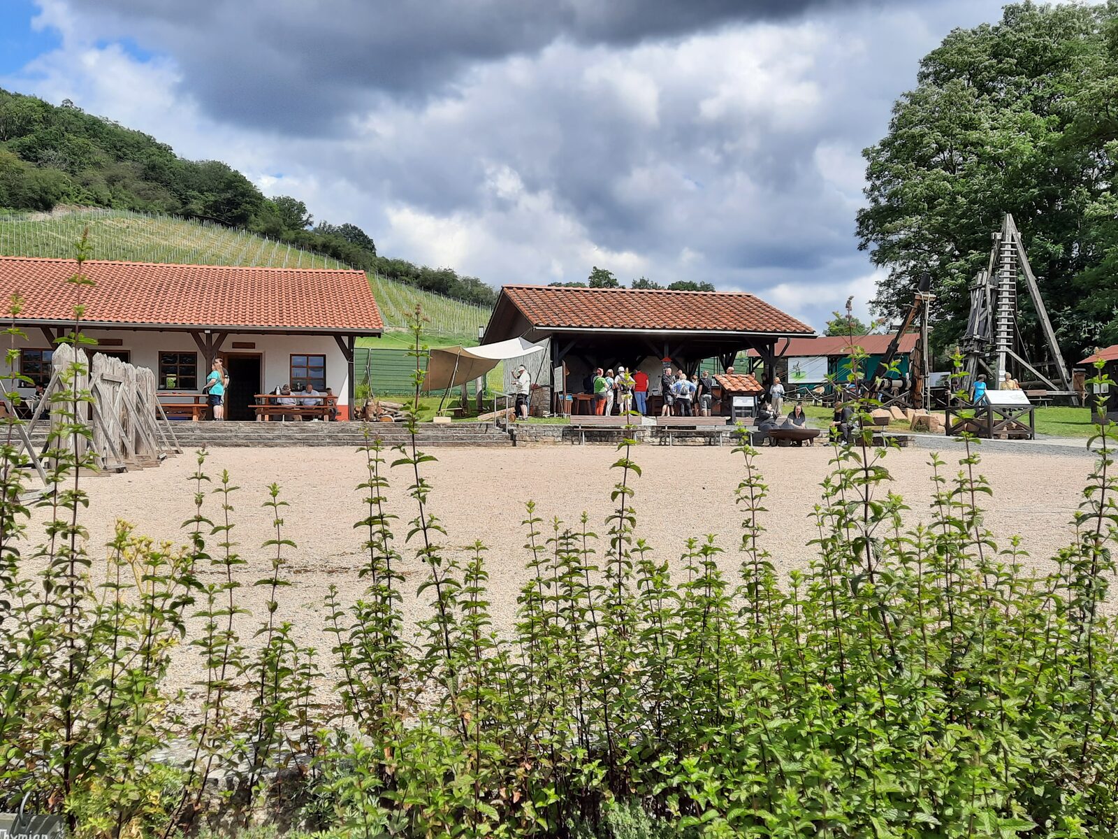Museumsgelände der RömerWelt mit Werkstattgebäuden und rekonstruierten Backöfen