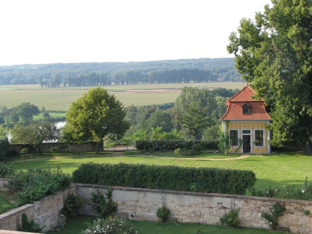 Pavillongarten mit gelbem Gartenpavillon und weitem Blick über das Muldental