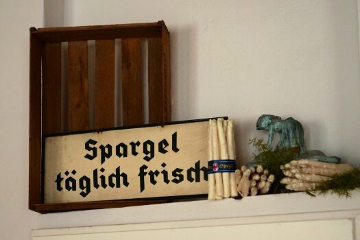 Historisches Emailleschild mit der Aufschrift Spargel täglich frisch im Beelitzer Spargelmuseum