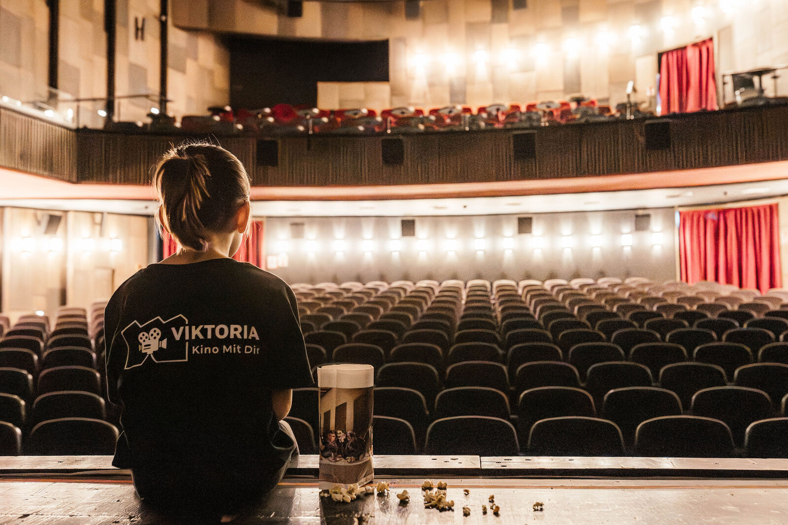 Blick von der Bühne in den Saal des Viktoria-Kinos