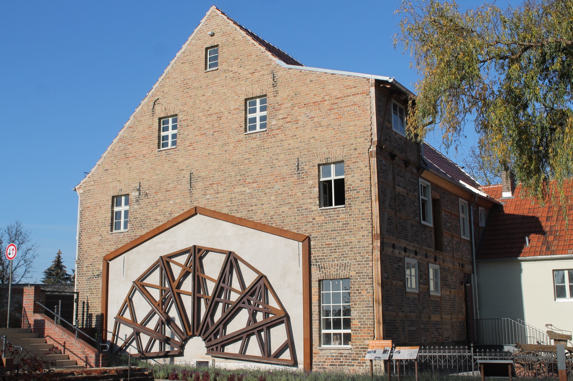 Die Wassermühle Ernst Vogel in Beelitz mit dem nachgebildeten Mühlrad an der Backsteinfassade