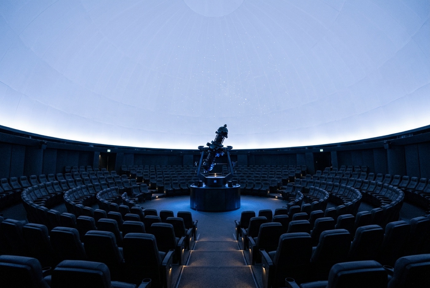 Beispielbild: Ein Planetariumssaal mit Kuppel und Sternenprojektor